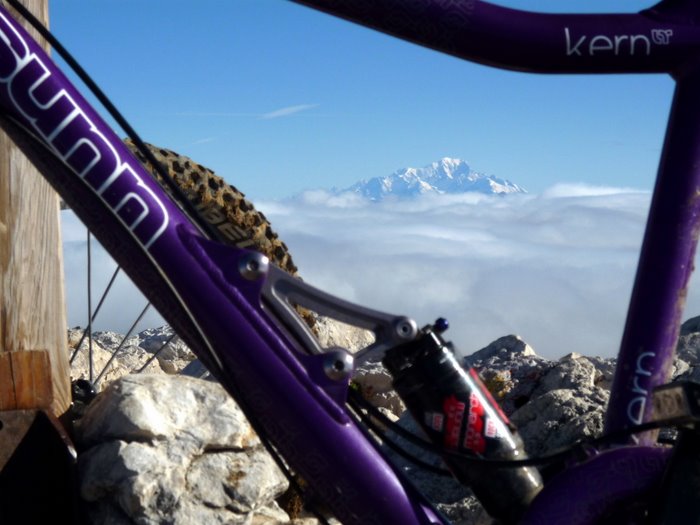 Sommet des Alpes : Un coup d'oeil dans le cadre vers le maitre des Alpes