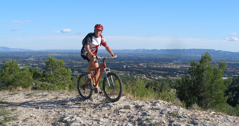 #2 Vers la vigie : Belle vue sur le Petit Luberon (à gauche) et les Alpilles Vers la vigie : Belle vue sur le Petit Luberon (à gauche) et les Alpilles