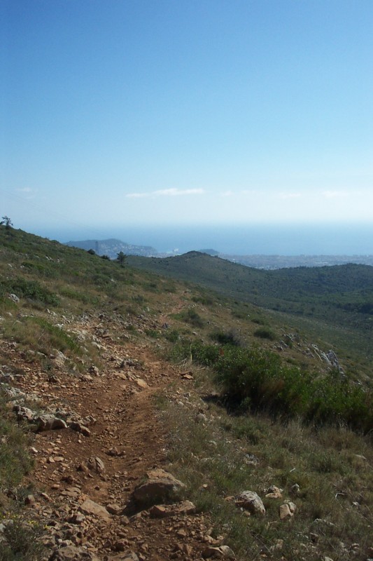 #11 GR 5 : Bientôt Nice.
Remarquez au fond le ferry pour la Corse qui part ! GR 5 : Bientôt Nice.
Remarquez au fond le ferry pour la Corse qui part !