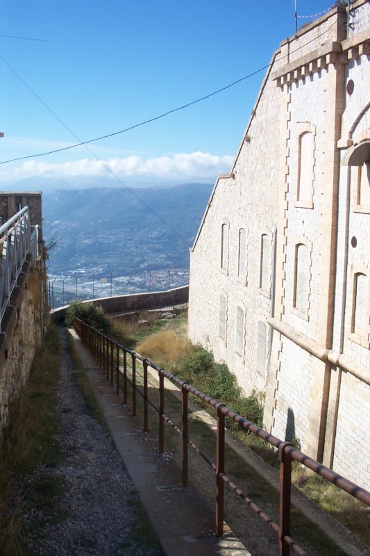 #7 Fort du Mont Chauve : Pour le sentier bonus, au bas à droite ! Fort du Mont Chauve : Pour le sentier bonus, au bas à droite !