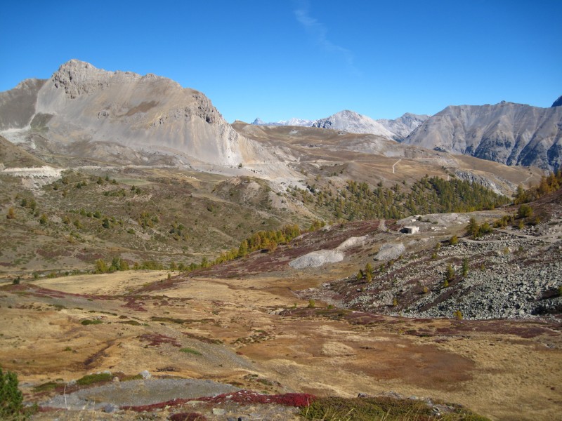#11 Regard ar : En balcon, presque à niveau la piste rejoint le Col du Granon dans un paysage grandiose et minéral. Regard ar : En balcon, presque à niveau la piste rejoint le Col du Granon dans un paysage grandiose et minéral.