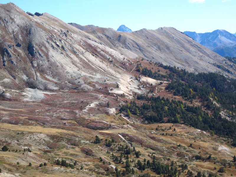 #13 Col du Granon : Et que la descente s’éclate. A flanc d’abord sur un alpage en feu des couleurs de l’automne Col du Granon : Et que la descente s’éclate. A flanc d’abord sur un alpage en feu des couleurs de l’automne