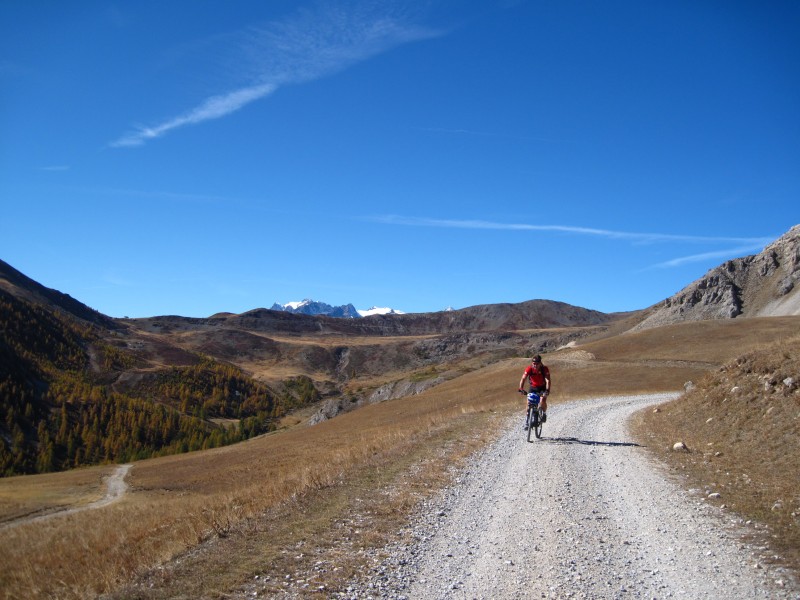 #9 Col du Granon : En balcon, presque à niveau la piste rejoint le Col du Granon au fond à gauche Col du Granon : En balcon, presque à niveau la piste rejoint le Col du Granon au fond à gauche