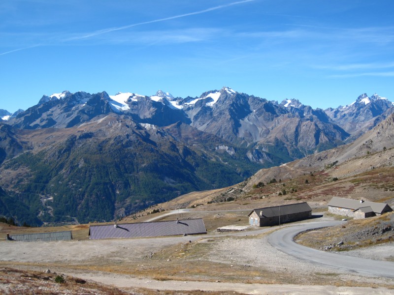 #12 Col du Granon : En arrière plan l’Oisans resplendit ici blanc-bleu : le dôme de Monestier, la Barre des Ecrins, les Agneaux, la Meije Col du Granon : En arrière plan l’Oisans resplendit ici blanc-bleu : le dôme de Monestier, la Barre des Ecrins, les Agneaux, la Meije