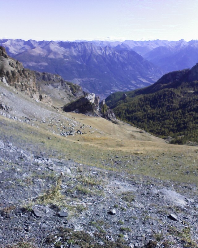 #2 Rocher Peyron : depuis Col de Val Haute. descente en appuyant à droite, les pelouses sont roulables à 90%. Viso en face dans les brumes. Col de Tramouillon à gauche du rocher Rocher Peyron : depuis Col de Val Haute. descente en appuyant à droite, les pelouses sont roulables à 90%. Viso en face dans les brumes. Col de Tramouillon à gauche du rocher
