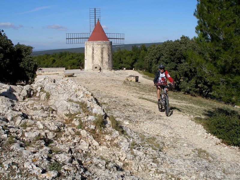 #1 Photo touristique : devant le (faux) Moulin de Daudet Photo touristique : devant le (faux) Moulin de Daudet