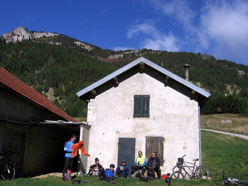 #8 Abri : provisoire dans le vallon de Combeau Abri : provisoire dans le vallon de Combeau