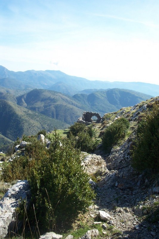 #14 Roccasparvièra : Et on arrive aux premières ruines Roccasparvièra : Et on arrive aux premières ruines