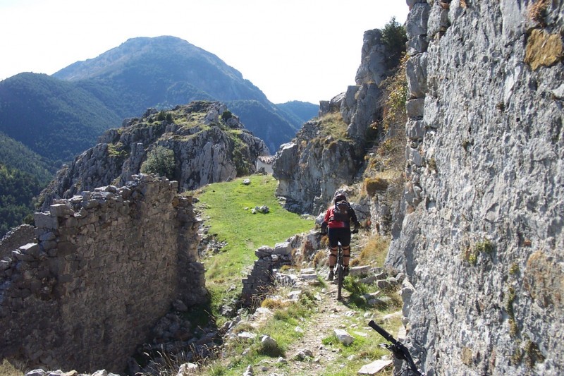 #20 Roccasparvièra : Magic. Dans l Roccasparvièra : Magic. Dans l'échancrure la chapelle St Michel.