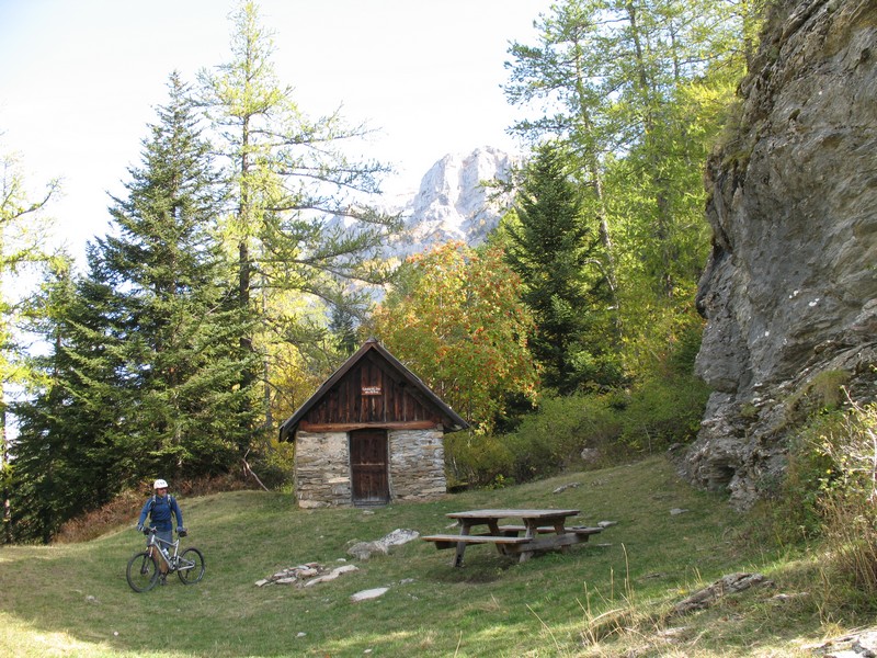 Cabane du Jas : abris sommaire sur le contournement versant nord du sommet