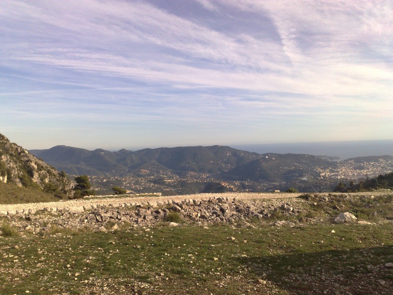 #1 Baisse de Morgues. : Au loin, la Corse. Baisse de Morgues. : Au loin, la Corse.