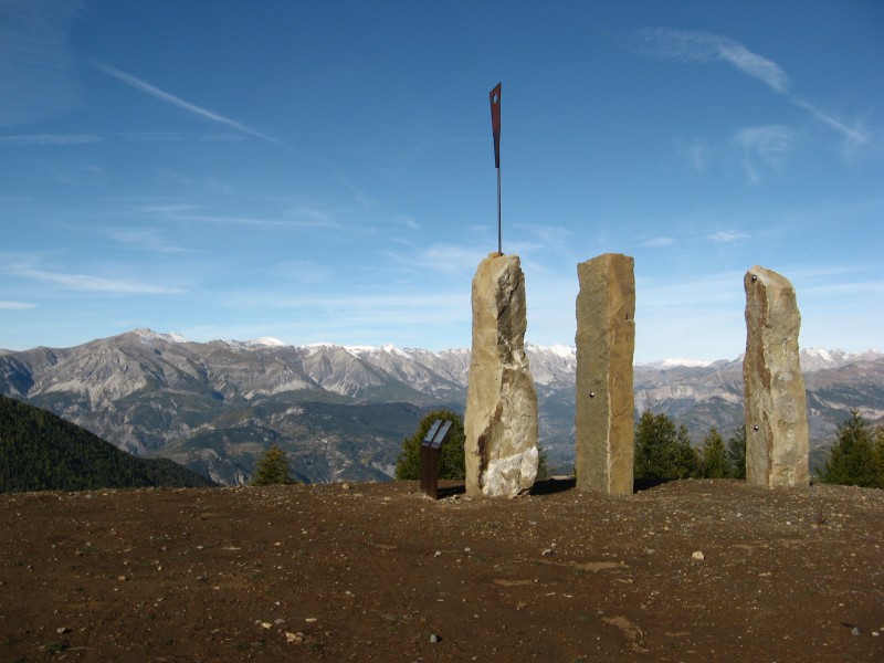 au Col des Anguilliers : monument à ceux zé celles qui échappent aux patoux ..