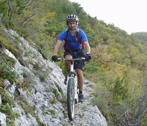 #23 Shostag : Sylvain au départ du sentier traversant sous le sommet de Robion Shostag : Sylvain au départ du sentier traversant sous le sommet de Robion