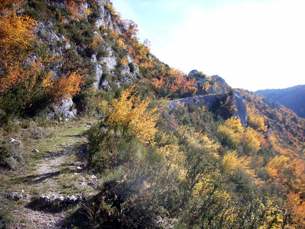 En arrivant au Poil : Vieux sentier muletier en balcon