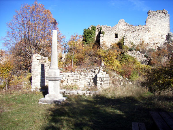 Hameau de Creisset : Les restes de la grande activité rurale en Provence