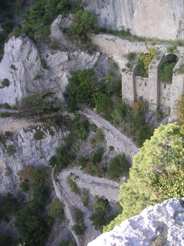 Fond du cirque : Sentier à parcourir à la descente avec une photo de vttistes dans les épingles !