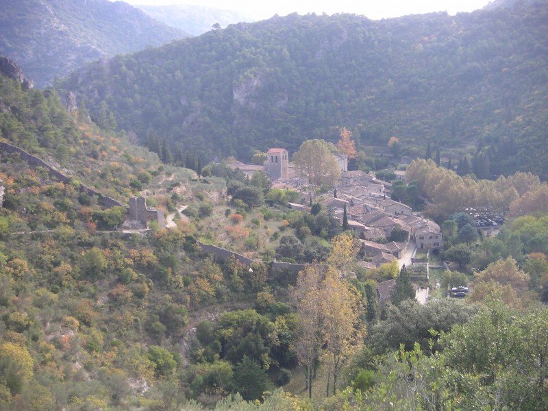 Saint Guilhem le Désert : Le village médiéval baigne dans le soleil et les couleurs d'automne.