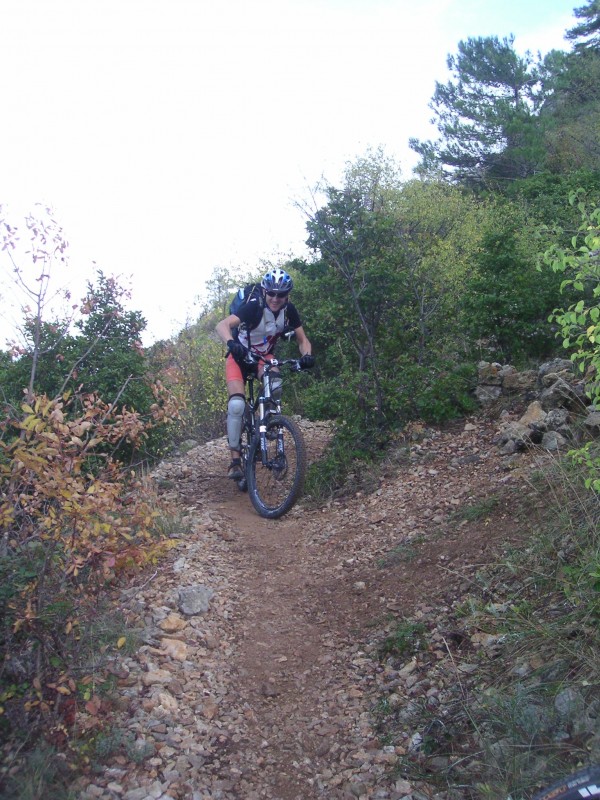 Sentier de Max Nègre : Henri sort d'une des belles épingles du sentier.