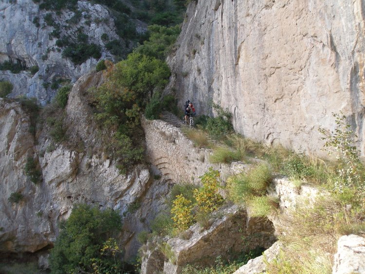 Chemin suspendu : dans la falaise