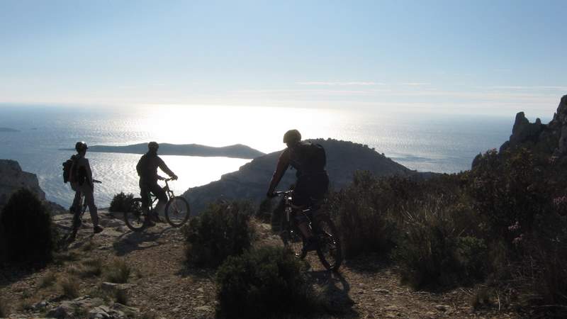 Ile de Jarre : Superbes points de vue sur cette sentier en balcon entre le Col de la Selle et Callelongue. (l'autre banière du site)