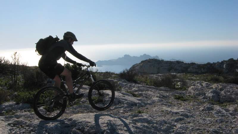 Plateau de l'Homme Mort : Milpat devant l'île de Riou. A noter que le Mistral souffle encore...