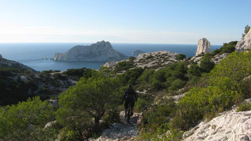 Callelongue : Arrivée sur Callelongue, vue sur l'île Maire