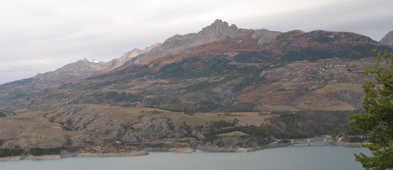 Paysage : Lac de Serre-Ponçon, Piolit enneigé (à gauche) et Aiguilles de Chabrières. nota : seul rayon de soleil de la journée.