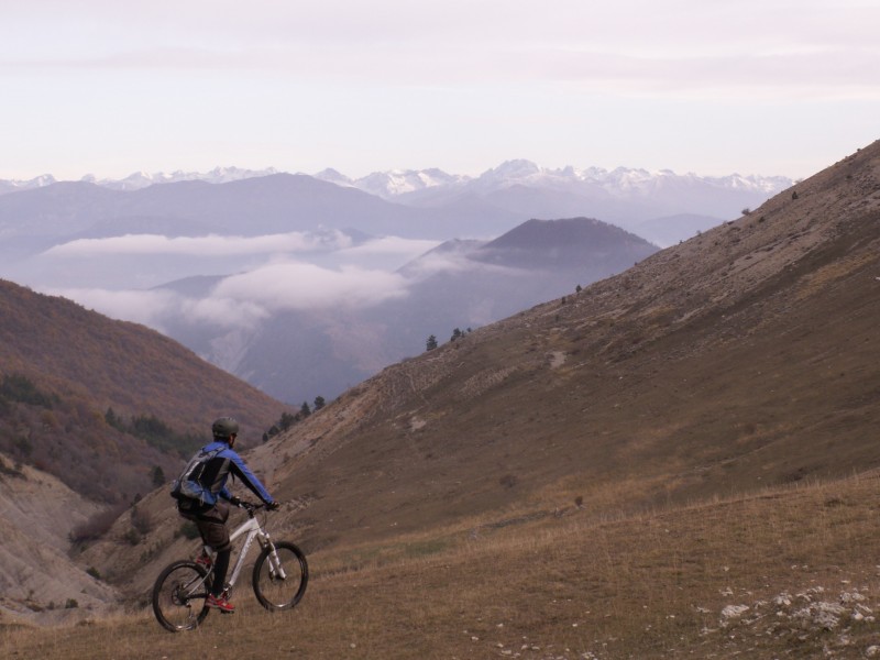 Max face au Mercantour enneigé au début de la descente par le GR4