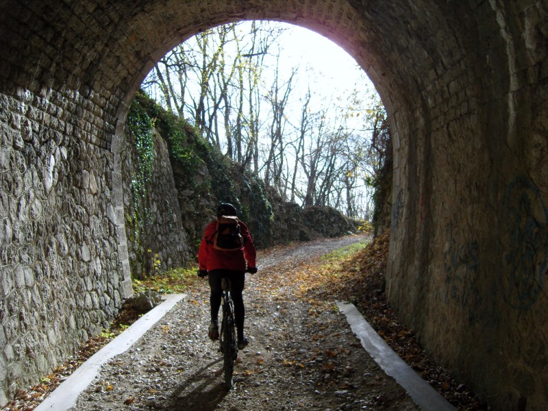 #6 petit tunnel : même sans le tram cette voie est vachement fréquentée surtout par les vététistes petit tunnel : même sans le tram cette voie est vachement fréquentée surtout par les vététistes