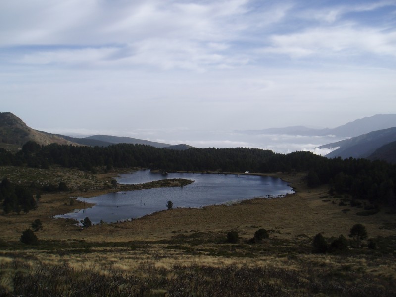 #2 Estany del cot : L Estany del cot : L'étang au dessus des nuages et au loin le massif du Canigou