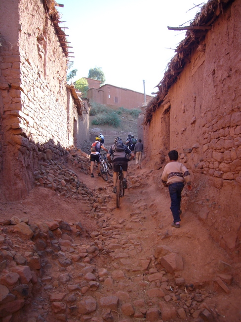 Haut Atlas : Ruelle dans un des villages traversés