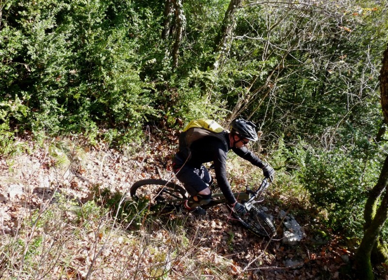 #4 Descente : dans une des quelques épingles. Descente : dans une des quelques épingles.