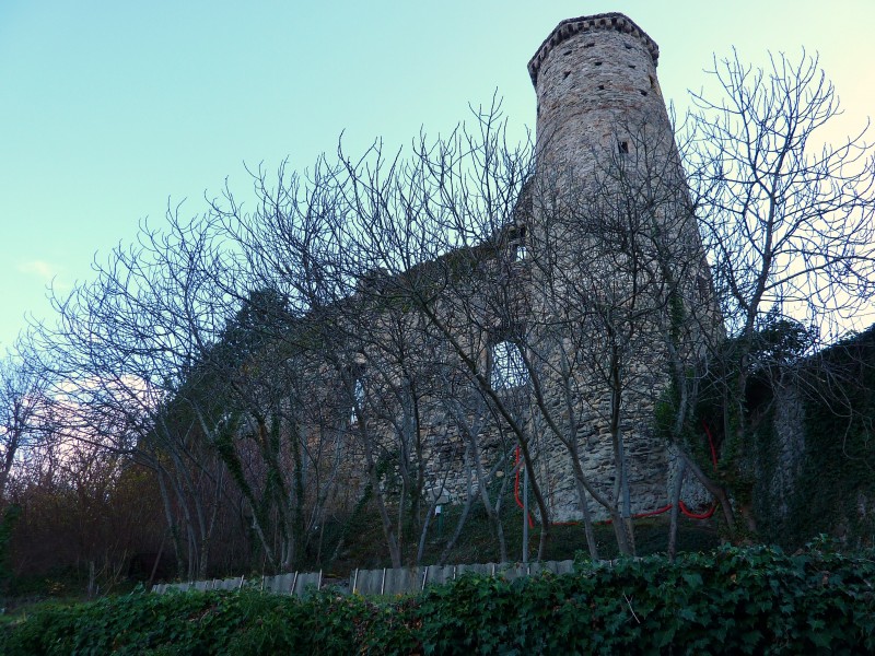 tour de Champ sur Drac : la vieille tour veille sur les vieux à vélo qui vont et viennent dans la vallée du Vrac,pardon du Drac