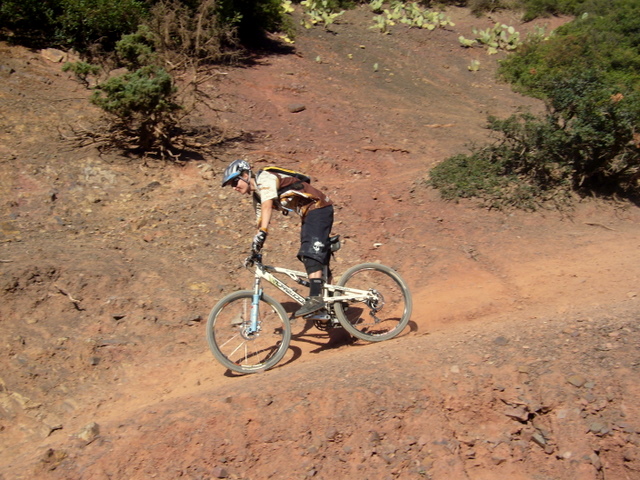 Haut Atlas : Héléna sur le final de la première descente