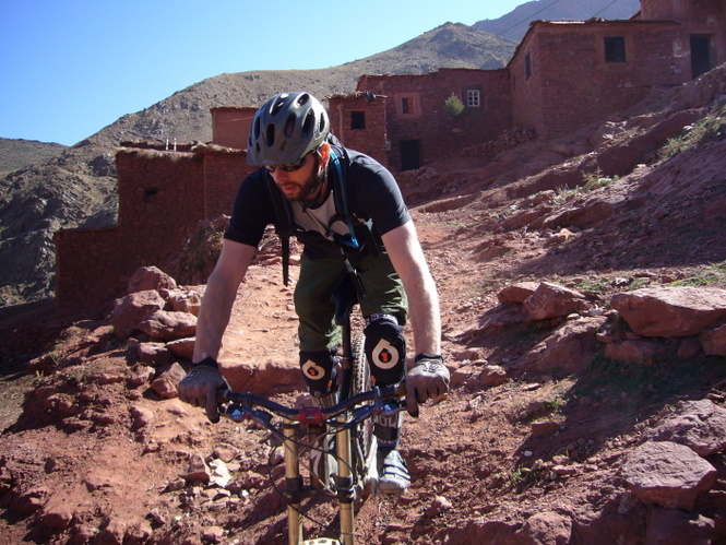 Haut Atlas : Anders dans un passage technique au centre du village