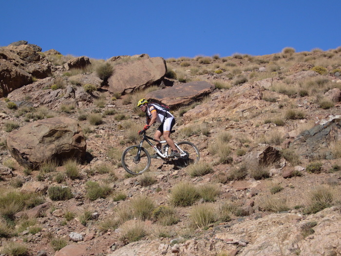 Haut Atlas : Denis découvre les passages techniques avec la selle basse.