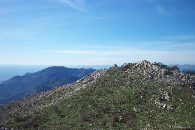 #14 Grammondo : Je rejoins le sommet Italien, vue sur le sommet français et son imposant oratoire Grammondo : Je rejoins le sommet Italien, vue sur le sommet français et son imposant oratoire