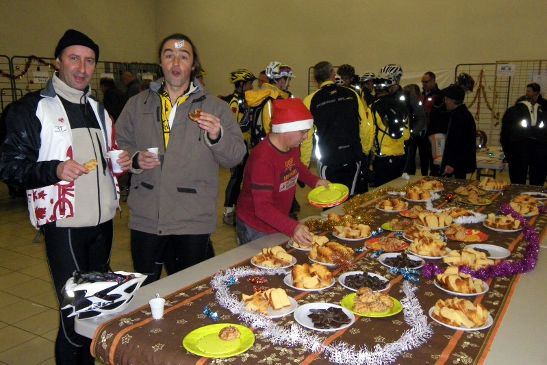 Table de petit-déj.. : Fais gaffe Pierre y a un lutin derrière toi!