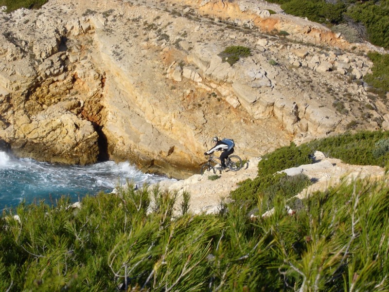 #9 Avant le plongeon : Flo face au vent et aux embruns, dans un passage T4/5 Avant le plongeon : Flo face au vent et aux embruns, dans un passage T4/5