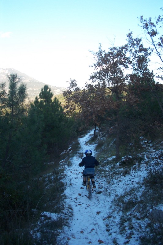 #7 Sentier de la Simboula : La neige ne perturbe pas Timothée Sentier de la Simboula : La neige ne perturbe pas Timothée