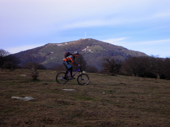 #4 La crête serpente... : ... et donne de la vue sur Espagne, Canigou et Neulos La crête serpente... : ... et donne de la vue sur Espagne, Canigou et Neulos