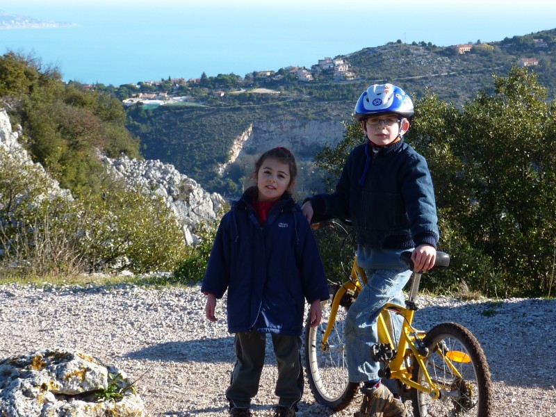 Frère et Soeur : Ma seconde sœur est sur le dos de papa !