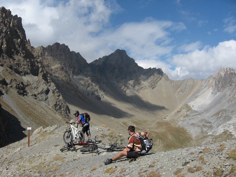 Col de  l'Infernetto : col de Ciaslaras et sa descente freeride en arrière plan au fond