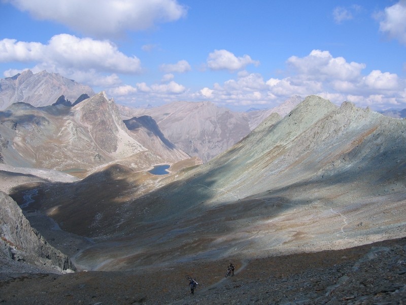 Col Marinet : Lac de Marinet en arrière plan, en direction du col de même nom