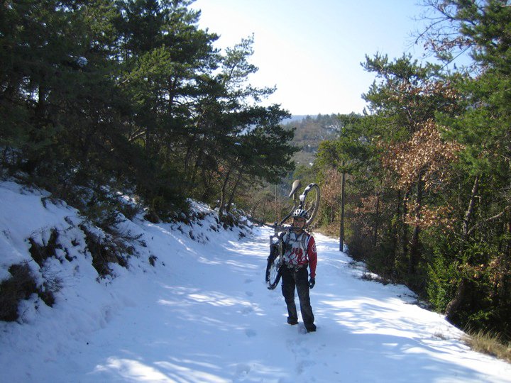 Montée à Chabrier : Là par contre c'est portage obligatoire... Opération pieds froids.