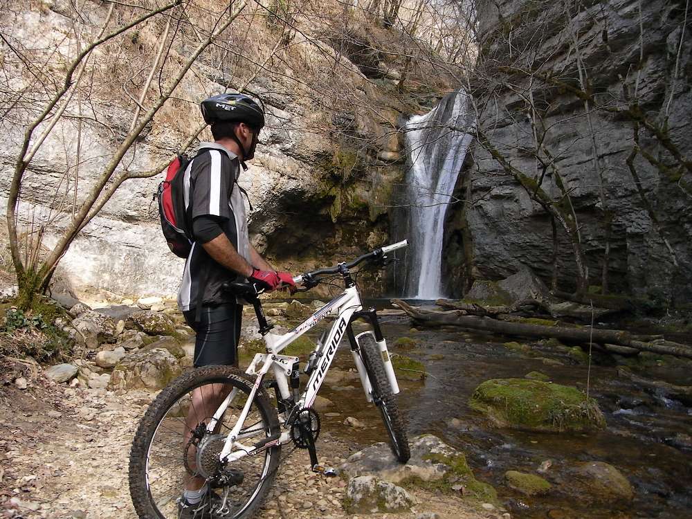 #5 Contemplation : petite pause à la cascade Contemplation : petite pause à la cascade