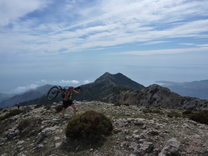 Portage final : Zigual en termine avec le dernier portage. En arrière plan le col du Berceau