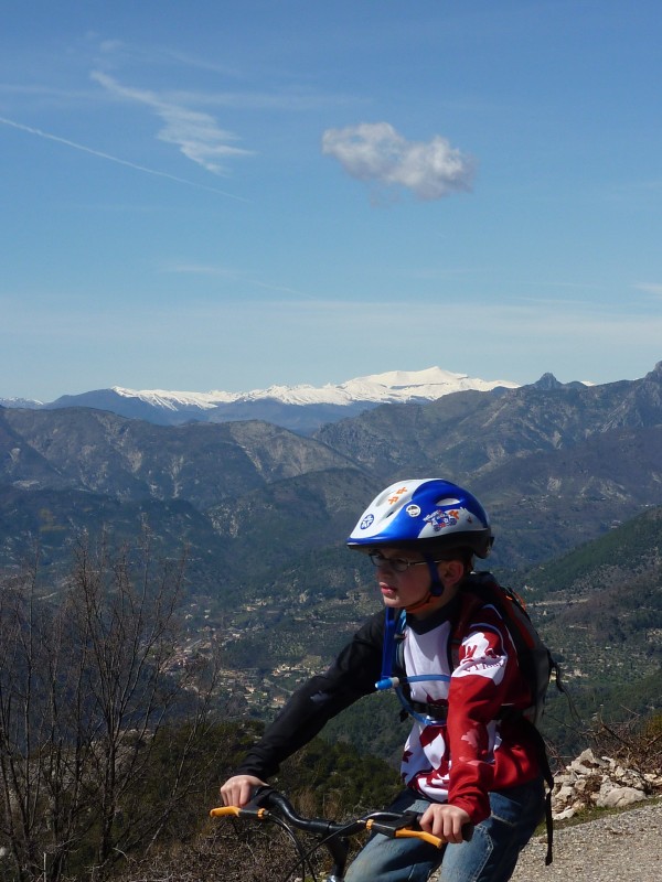 Tim'Ô et le Mont Mounier : Le Mercantour est encore bien enneigé.