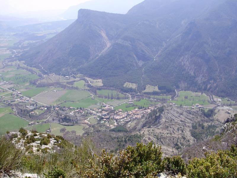 Vue de la Descente : Sur Trescleoux, ses terres noires, et le bas du Col de Garde (descente de l'aprem)