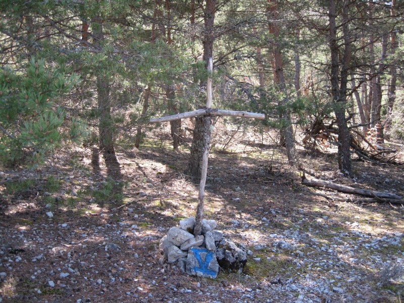 Croix de bois : Dépasser une fine croix de bois implantée à gauche